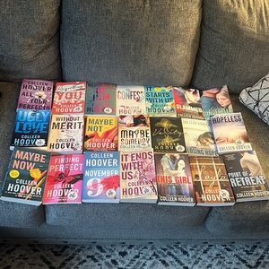 21 Colleen Hoover books In new or excellent/great condition.